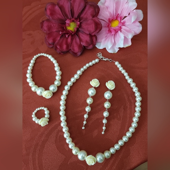 Pearl (Fake) Jewelry Set - Picture 1 of 3